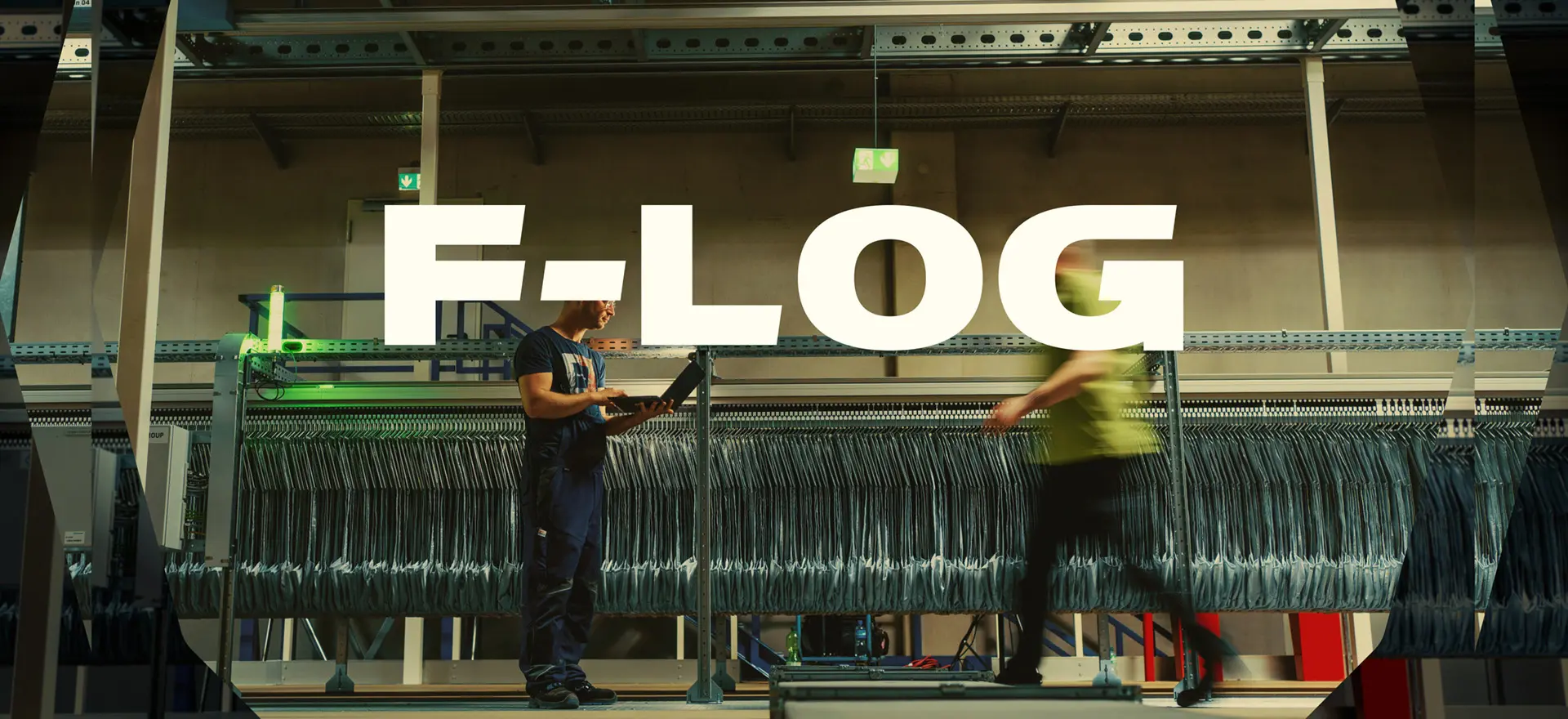 F-LOG-Schriftzug über einer Logistikumgebung mit zwei Menschen an einem Taschensorter